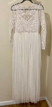 Load image into Gallery viewer, ZAFF100-C Ivory Lace Sleeves. Size 8