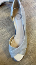 Load image into Gallery viewer, BOOK100-T Silver Heels. Size 7