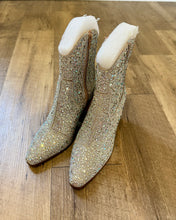 Load image into Gallery viewer, MESA100-B NWT Silver Rhinestone Boots. Size 7