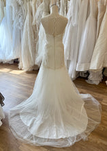 Load image into Gallery viewer, BATE-A Ivory Tulle, Fit &amp; Flare Gown. Size 6