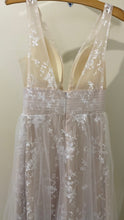 Load image into Gallery viewer, MORR100- NWT Cream Undertone, Tulle Appliqués. Size 2/4
