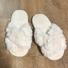 Load image into Gallery viewer, WARN100-G White Fuzzy Slippers. Size 6/7