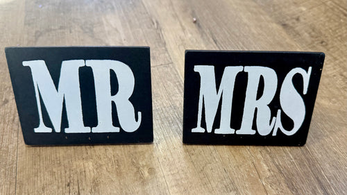 REES100-AL Black Mr & Mrs Signs