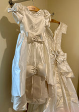 Load image into Gallery viewer, HERNAN-E Vintage Champagne &amp; Ivory Flower Girl Dress. Size 6/7