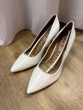 Load image into Gallery viewer, LYNN100-W White Pointed-Toe, Stiletto Heels. Size 8.5