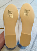 Load image into Gallery viewer, LYNN100-X Girls, White Stap Flats. Size 3K