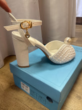 Load image into Gallery viewer, LYNN100-G White Pearl Heels. Size 6.5/7
