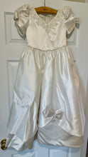 Load image into Gallery viewer, HERNAN-E Vintage Champagne &amp; Ivory Flower Girl Dress. Size 6/7