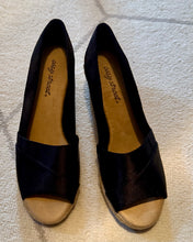 Load image into Gallery viewer, LYNN100-Z Casual, Black Wedge. Size 7.5