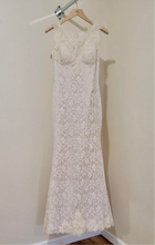 Load image into Gallery viewer, LYNN100-I Crème/Sand Lace Gown. Size 4