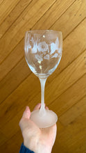 Load image into Gallery viewer, LUND100-I Crystal, Hummingbird Wine Glass