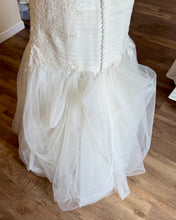 Load image into Gallery viewer, BATE-A Ivory Tulle, Fit &amp; Flare Gown. Size 6