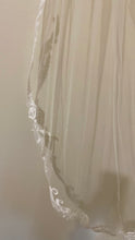 Load image into Gallery viewer, LEME100-D Lace Trim Veil