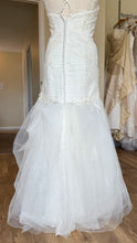 Load image into Gallery viewer, BATE-A Ivory Tulle, Fit &amp; Flare Gown. Size 6