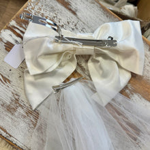 Load image into Gallery viewer, MCCU100-E Clip Bow Veil