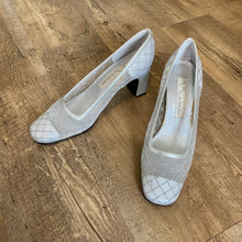 Load image into Gallery viewer, LYNC100-I Silver Heels. Size 7.5