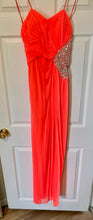 Load image into Gallery viewer, ROBE200-B Strapless Coral. Size 5/6