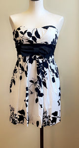 SLOV100-E.  Black and White Dress Size 5