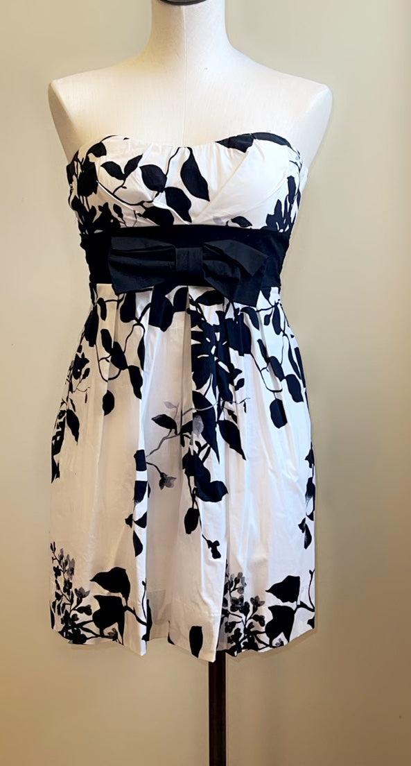 SLOV100-E.  Black and White Dress Size 5