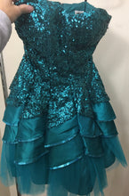 Load image into Gallery viewer, WEND200-D  Deb Emerald Green Sequined Short Gown, Size 5/6