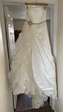 Load image into Gallery viewer, GETZ100-A Ivory Strapless Gown. Size 10
