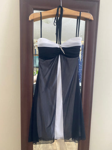 NIEV100-L Black/White Short Dress. Size 3/4