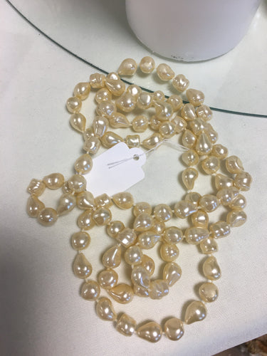 HITE100-DM  Ivory Faux Bead Necklace