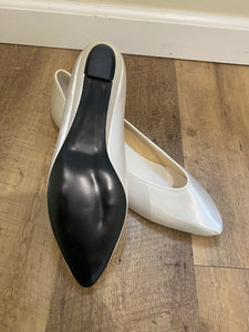 RUMM100-B White Satin Flats. Size 10W