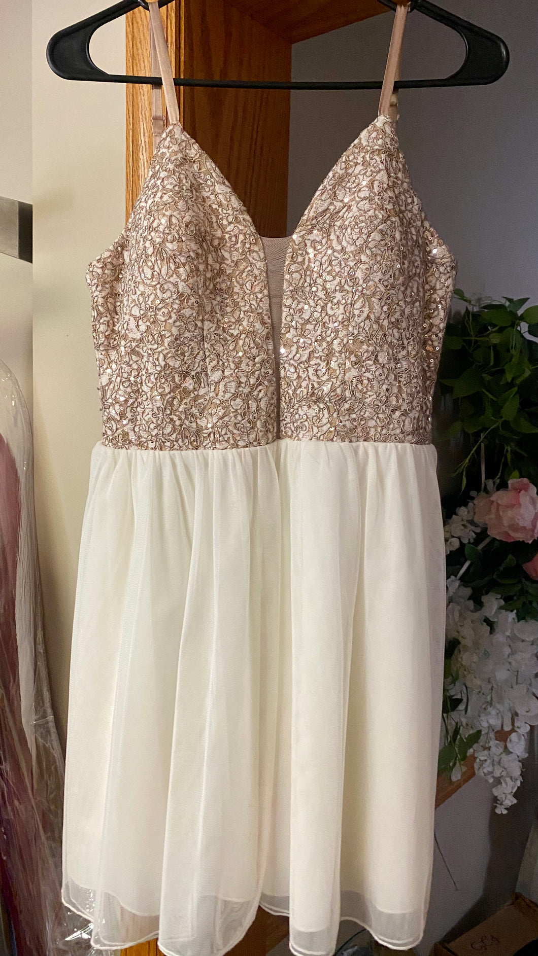 CHAR100-O White & Gold Short Dress. Size 7