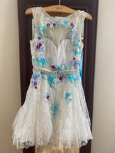 Load image into Gallery viewer, NIEV100-Q Short White Floral Formal Gown. Size 6