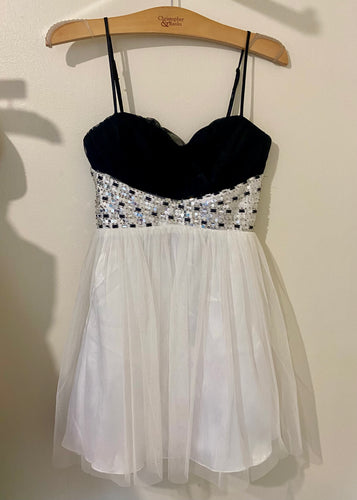 CHAR100-BE Short Black/White Gown. Size 3/4