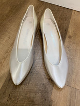 Load image into Gallery viewer, RUMM100-B White Satin Flats. Size 10W