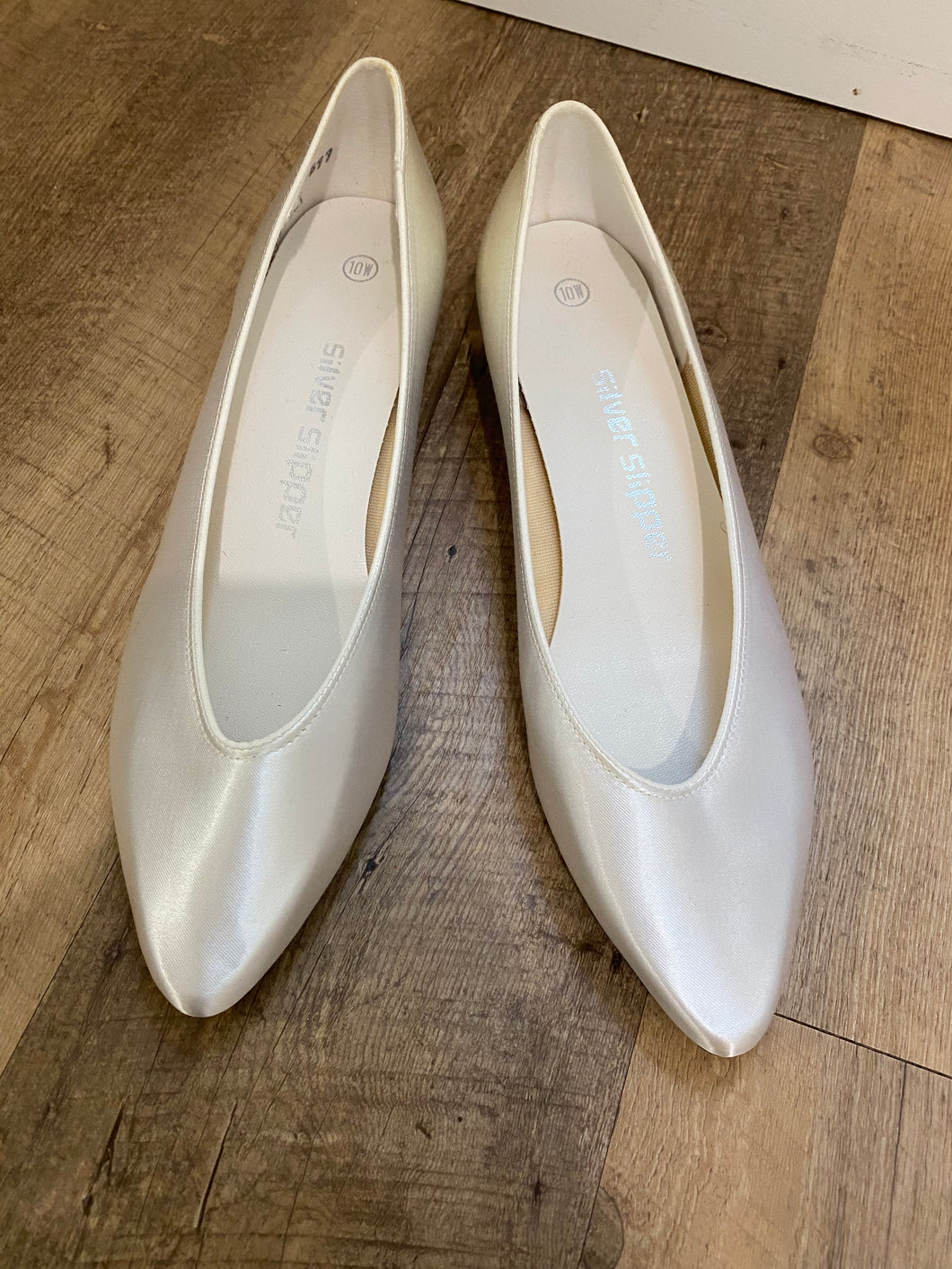 RUMM100-B White Satin Flats. Size 10W