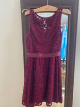 Load image into Gallery viewer, NIEV100-R Short, Burgundy Gown. Size 4