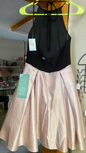 Load image into Gallery viewer, CHAR100-X NWT Black &amp; Champagne Short Gown. Size 5