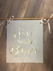 WEYA100-AR. Here Comes the Bride Burlap Sign