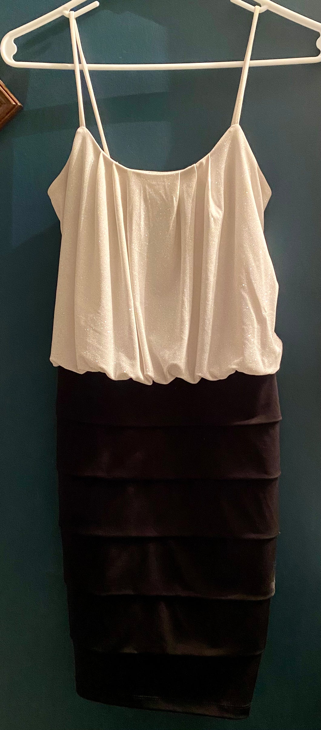 ELLA100-I Black/White Short Dress. Size 0/2