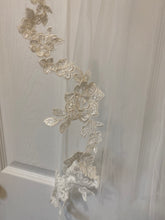 Load image into Gallery viewer, HAME100-B NWT Ivory Fingertip Veil