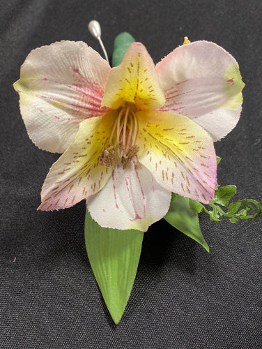 LYNC400-AV Yellow Boutonnière