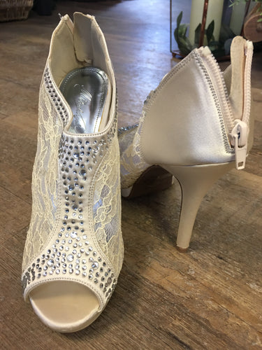 PIPE100-BA Ivory Lace Heels. Size 8