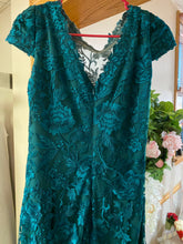 Load image into Gallery viewer, FRON200-A Green Mother’s Gown. Size 12