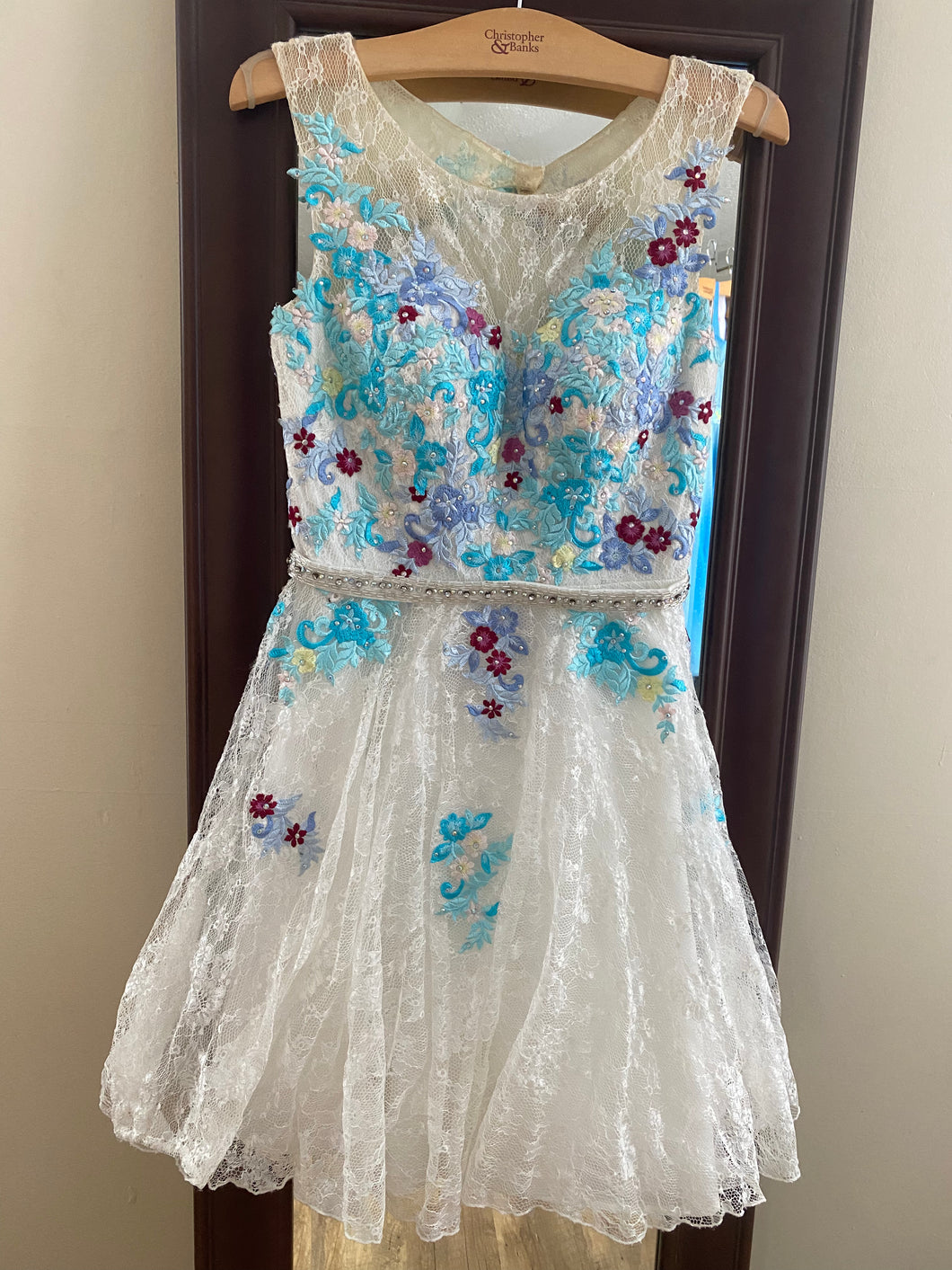 NIEV100-Q Short White Floral Formal Gown. Size 6