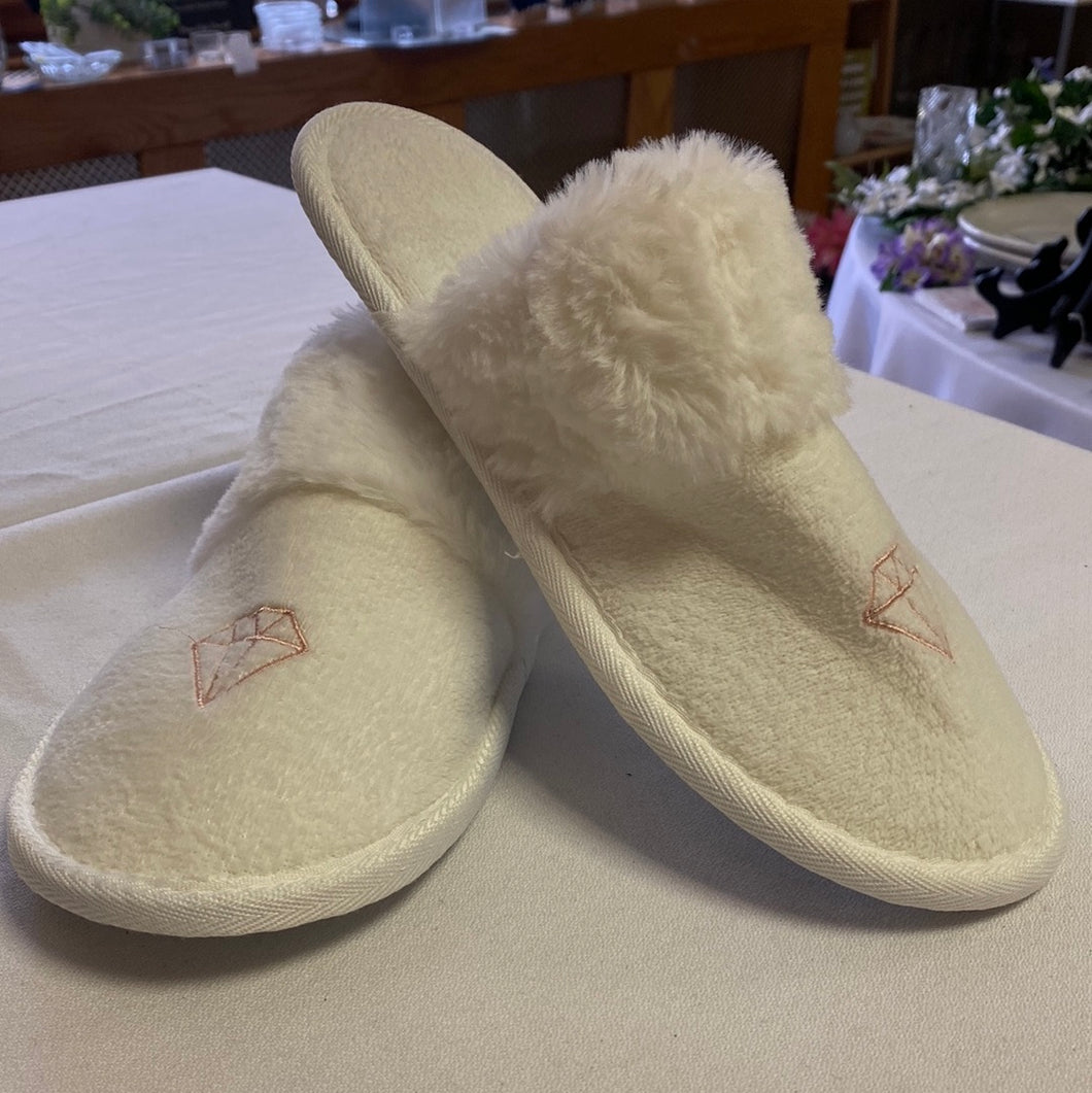 SYLV100-V White Slippers. Size 9/10